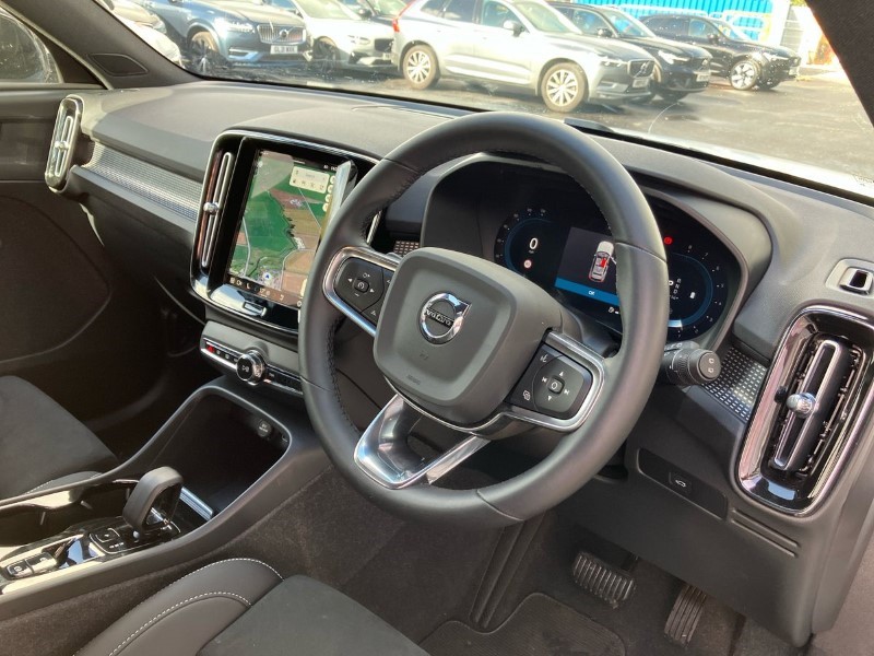 2024 (73) VOLVO XC40 2.0 B4P Plus Dark 5dr Auto 3571181
