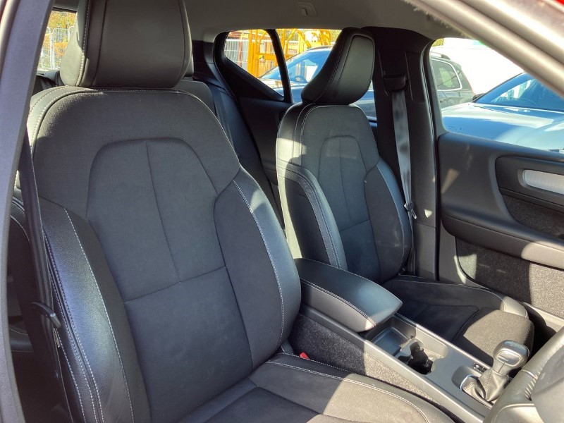 2019 (19) VOLVO XC40 2.0 D3 Momentum Pro 5dr 3612153