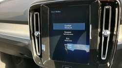 2019 (19) VOLVO XC40 2.0 D3 Momentum Pro 5dr 3612163