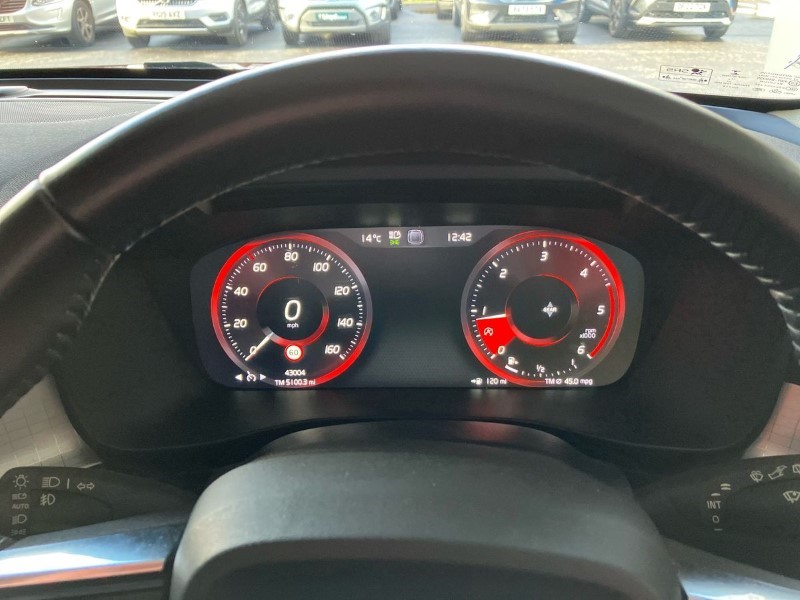 2019 (19) VOLVO XC40 2.0 D3 Momentum Pro 5dr 3612157