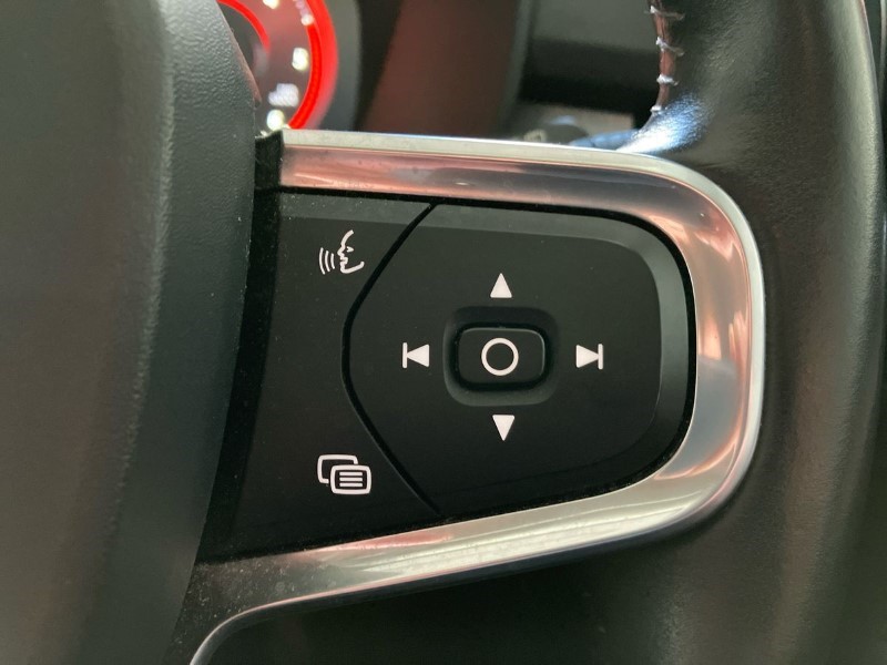 2019 (19) VOLVO XC40 2.0 D3 Momentum Pro 5dr 3612156