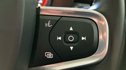 2019 (19) VOLVO XC40 2.0 D3 Momentum Pro 5dr 3612156