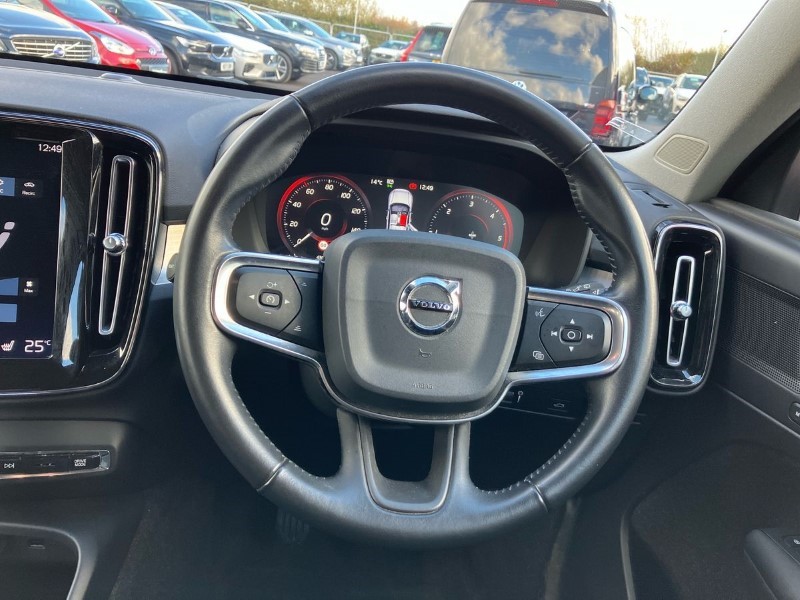 2019 (19) VOLVO XC40 2.0 D3 Momentum Pro 5dr 3612154