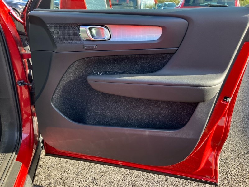 2019 (19) VOLVO XC40 2.0 D3 Momentum Pro 5dr 3612148