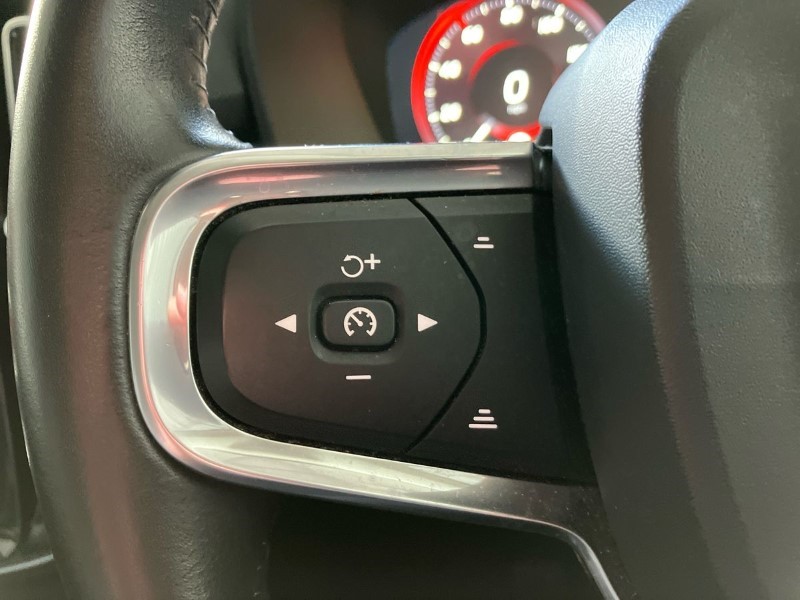 2019 (19) VOLVO XC40 2.0 D3 Momentum Pro 5dr 3612155