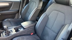 2019 (19) VOLVO XC40 2.0 D3 Momentum Pro 5dr 3612169