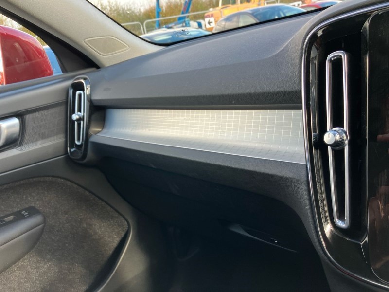2019 (19) VOLVO XC40 2.0 D3 Momentum Pro 5dr 3612165