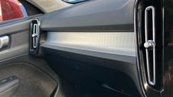 2019 (19) VOLVO XC40 2.0 D3 Momentum Pro 5dr 3612165