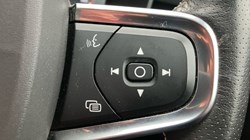 2020 (70) VOLVO XC40 2.0 B5P R DESIGN Pro 5dr AWD Auto 3606409