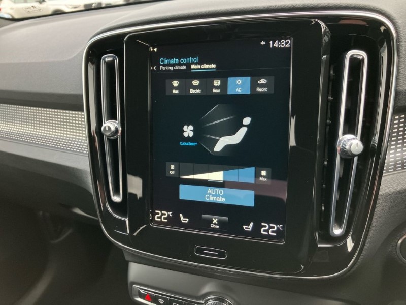 2020 (70) VOLVO XC40 2.0 B4P R DESIGN Pro 5dr Auto 3640877