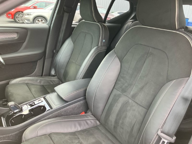 2020 (70) VOLVO XC40 2.0 B4P R DESIGN Pro 5dr Auto 3640884