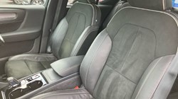 2020 (70) VOLVO XC40 2.0 B4P R DESIGN Pro 5dr Auto 3640884