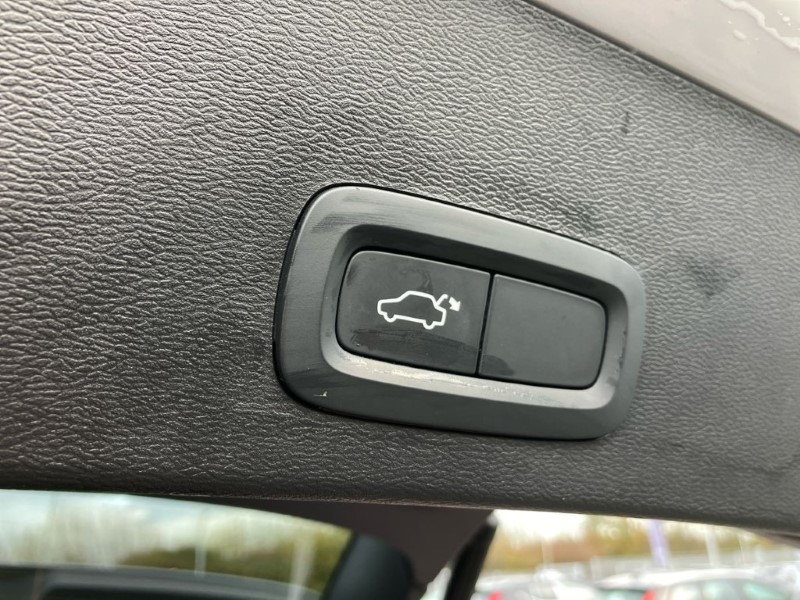 2020 (70) VOLVO XC40 2.0 B4P R DESIGN Pro 5dr Auto 3640887