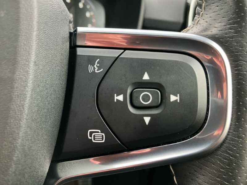 2020 (70) VOLVO XC40 2.0 B4P R DESIGN Pro 5dr Auto 3640871