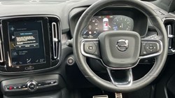 2020 (70) VOLVO XC40 2.0 B4P R DESIGN Pro 5dr Auto 3640873