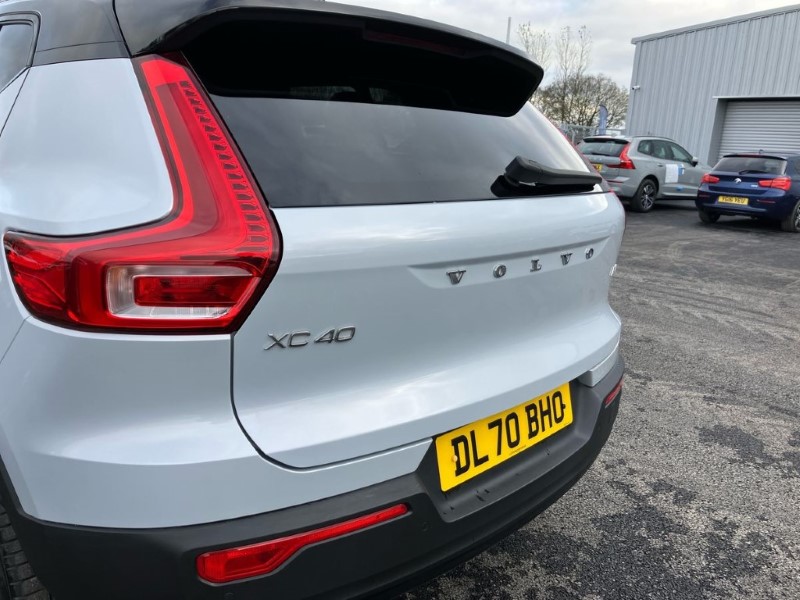 2020 (70) VOLVO XC40 2.0 B4P R DESIGN Pro 5dr Auto 3640894