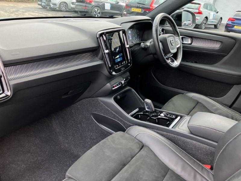 2020 (70) VOLVO XC40 2.0 B4P R DESIGN Pro 5dr Auto 3640885