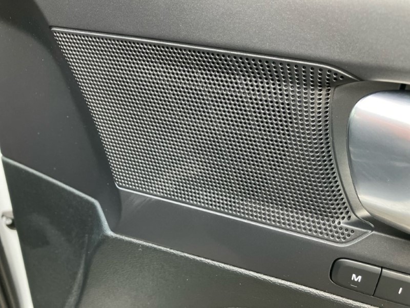 2020 (70) VOLVO XC40 2.0 B4P R DESIGN Pro 5dr Auto 3640864