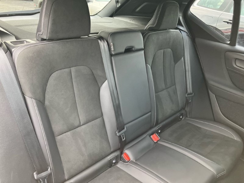 2020 (70) VOLVO XC40 2.0 B4P R DESIGN Pro 5dr Auto 3640883