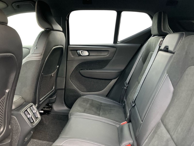 2020 (70) VOLVO XC40 2.0 B4P R DESIGN Pro 5dr Auto 3640856