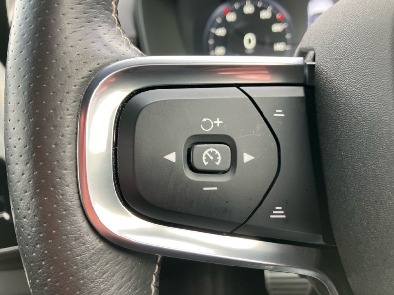 2020 (70) VOLVO XC40 2.0 B4P R DESIGN Pro 5dr Auto 3640870