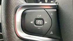 2020 (70) VOLVO XC40 2.0 B4P R DESIGN Pro 5dr Auto 3640870