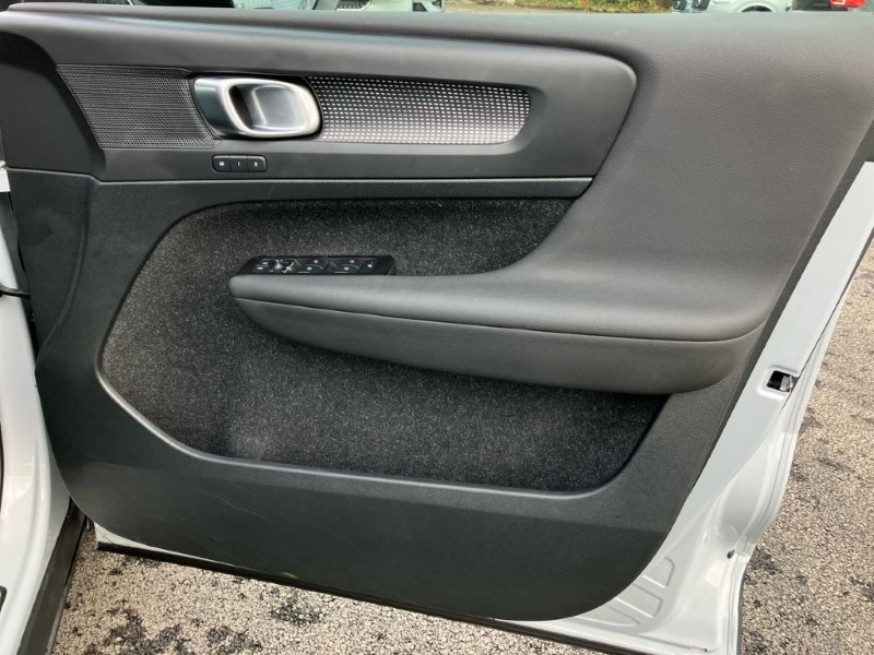 2020 (70) VOLVO XC40 2.0 B4P R DESIGN Pro 5dr Auto 3640863