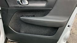 2020 (70) VOLVO XC40 2.0 B4P R DESIGN Pro 5dr Auto 3640863