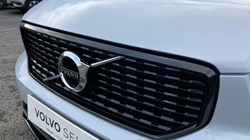 2020 (70) VOLVO XC40 2.0 B4P R DESIGN Pro 5dr Auto 3640891