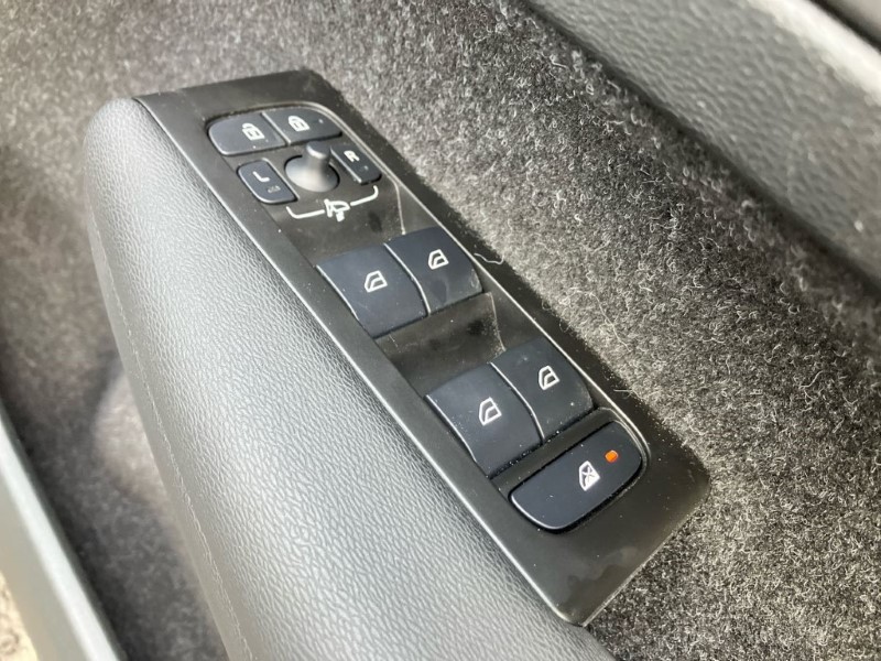 2020 (70) VOLVO XC40 2.0 B4P R DESIGN Pro 5dr Auto 3640865