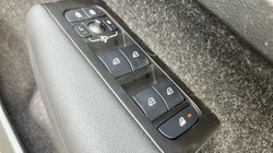 2020 (70) VOLVO XC40 2.0 B4P R DESIGN Pro 5dr Auto 3640865