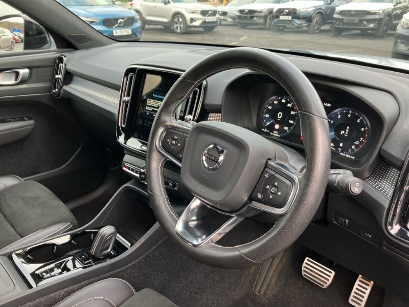 2020 (70) VOLVO XC40 2.0 B4P R DESIGN Pro 5dr Auto 3640862