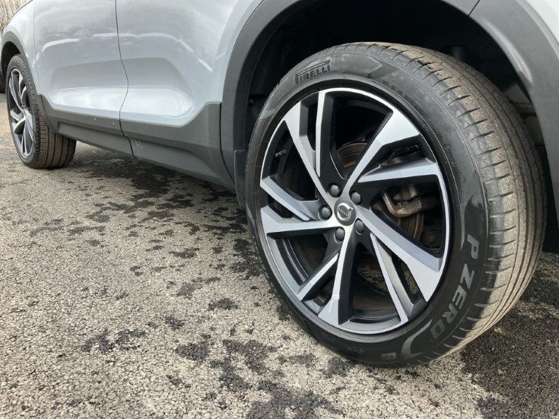 2020 (70) VOLVO XC40 2.0 B4P R DESIGN Pro 5dr Auto 3640889