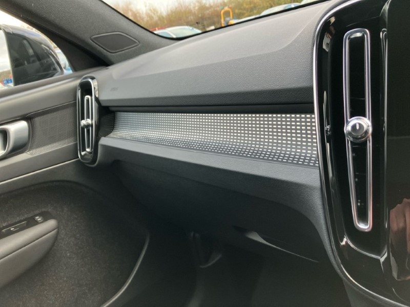 2020 (70) VOLVO XC40 2.0 B4P R DESIGN Pro 5dr Auto 3640880