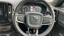 2020 (70) VOLVO XC40 2.0 B4P R DESIGN Pro 5dr Auto 3640869