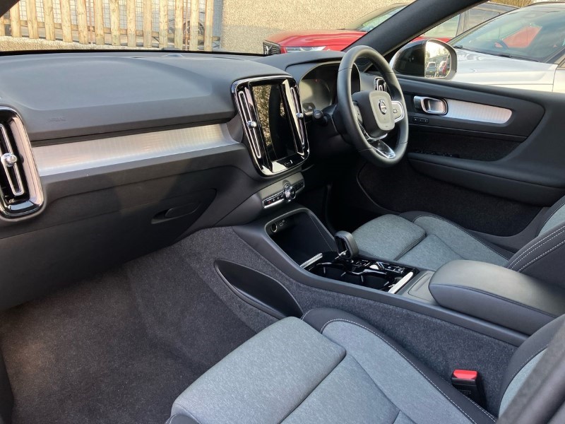 2024 (24) VOLVO XC40 2.0 B3P Plus Dark 5dr Auto 3664921