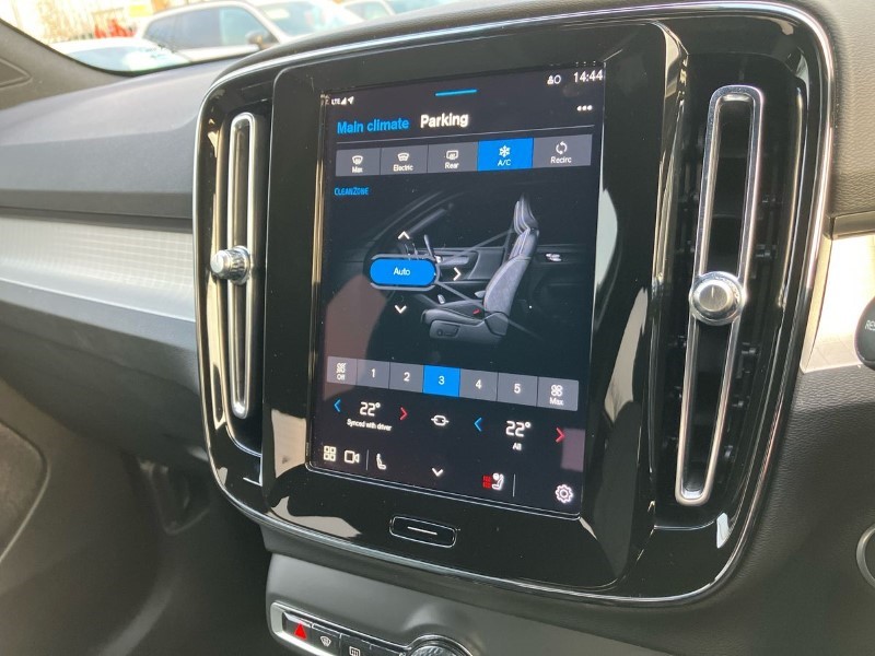 2024 (24) VOLVO XC40 2.0 B3P Plus Dark 5dr Auto 3664914