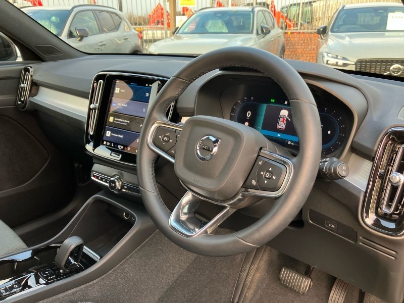 2024 (24) VOLVO XC40 2.0 B3P Plus Dark 5dr Auto 3664898
