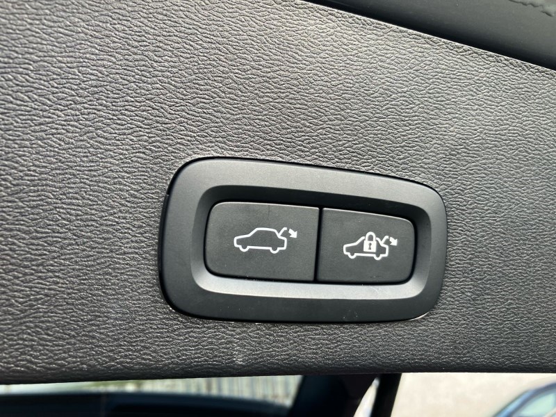 2024 (24) VOLVO XC40 2.0 B3P Plus Dark 5dr Auto 3664923