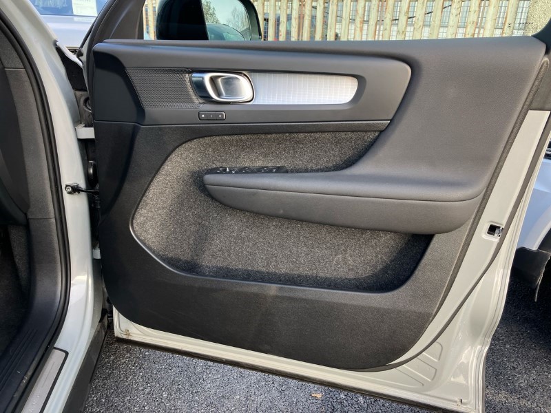 2024 (24) VOLVO XC40 2.0 B3P Plus Dark 5dr Auto 3664899