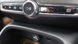2020 (70) VOLVO XC40 2.0 B4P Inscription 5dr Auto 3812273