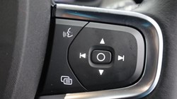 2020 (70) VOLVO XC40 2.0 B4P Inscription 5dr Auto 3812266