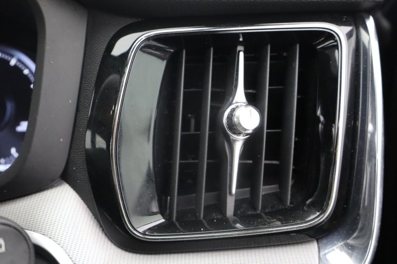 2020 (70) VOLVO V60 2.0 B4P R DESIGN 5dr Auto 3827704