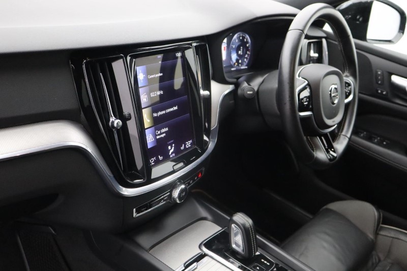 2020 (70) VOLVO V60 2.0 B4P R DESIGN 5dr Auto 3827687