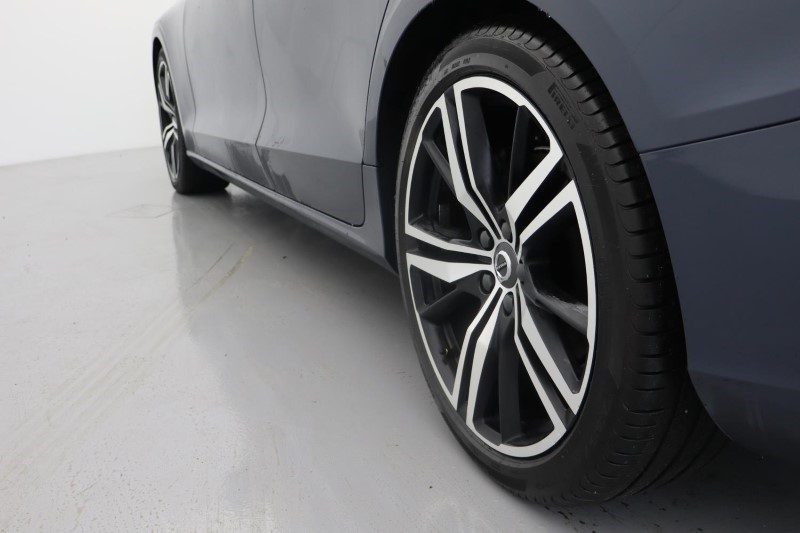 2020 (70) VOLVO V60 2.0 B4P R DESIGN 5dr Auto 3827713