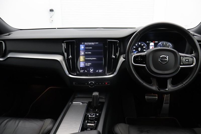 2020 (70) VOLVO V60 2.0 B4P R DESIGN 5dr Auto 3827673