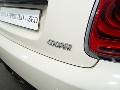 2017 (17) MINI HATCHBACK 1.5 Cooper 3dr Auto [Chili Pack]