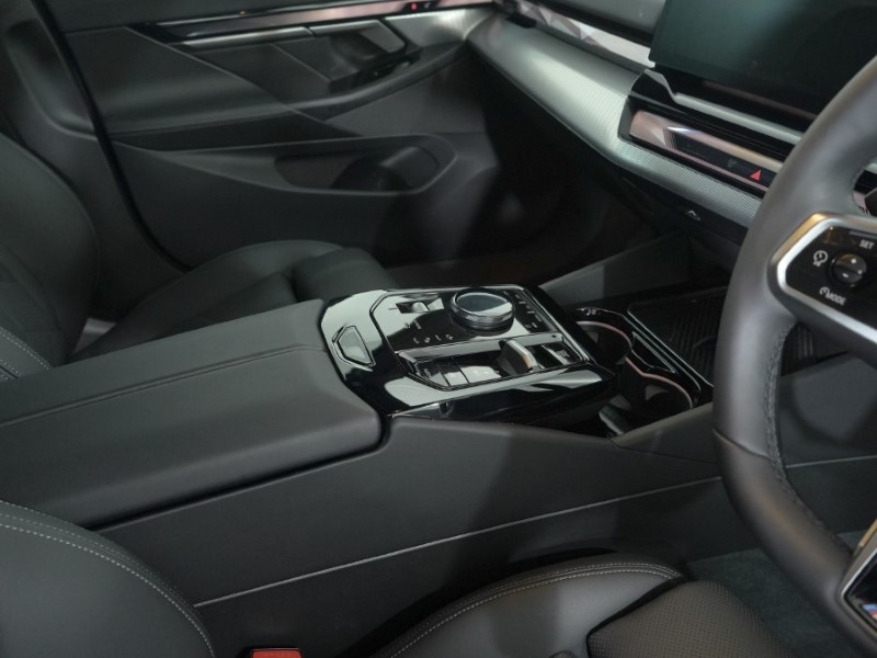 2025 (25) BMW 5 SERIES 520i M Sport 4dr Auto 4848525