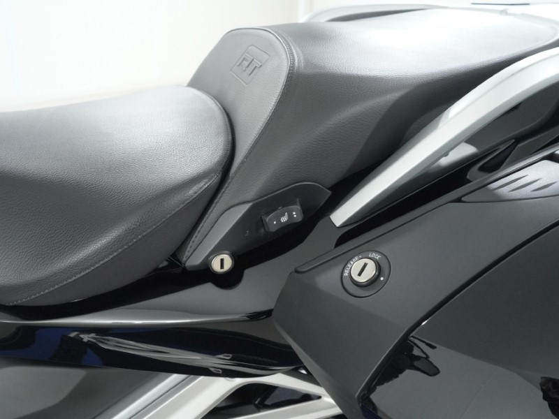 2025 (74) BMW Motorrad R1250 RT LE 4974757