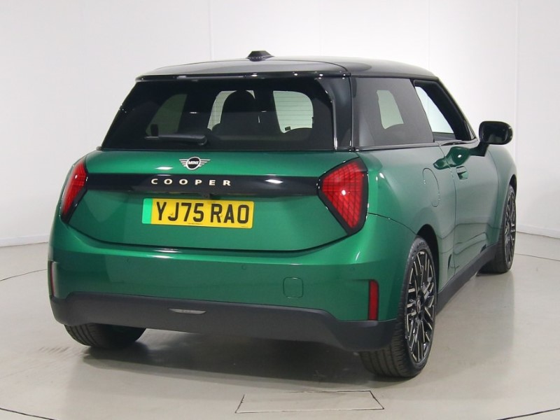2026 (75) MINI COOPER 135kW E Exclusive 41kWh 3dr Auto 5630989